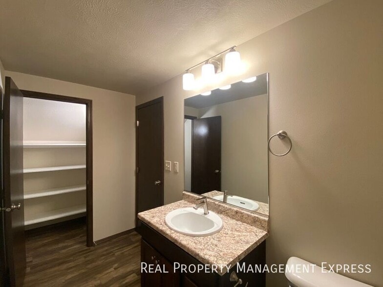 Building Photo - 5822 S Whisper Creek Pl