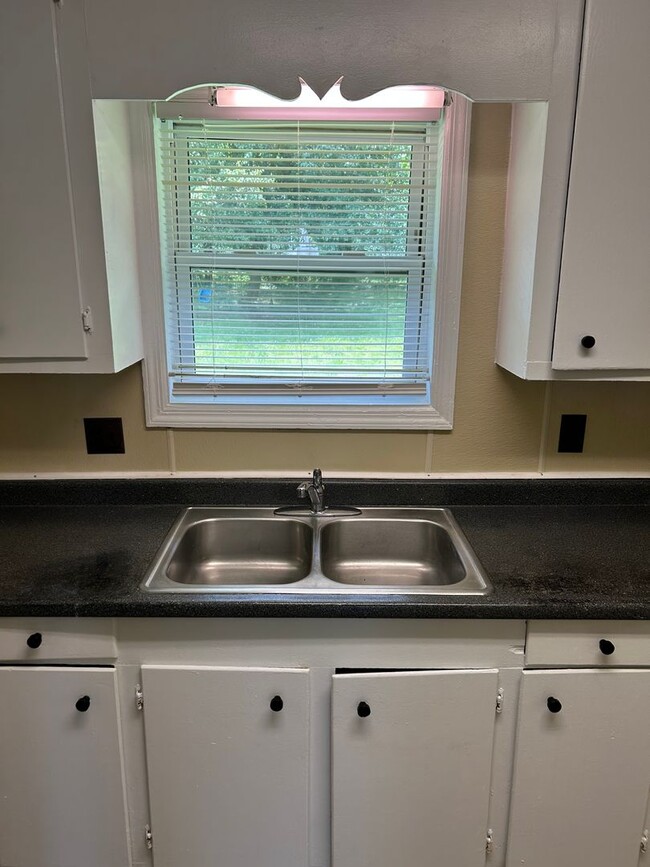 Building Photo - 3 Bedroom 1 bathroom Renovated! 5 minutes ...