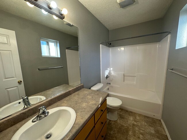 Building Photo - Sharp, appealing 3 bedroom 2 bathroom hous...