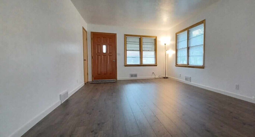 Living room - 220 17th Ave S