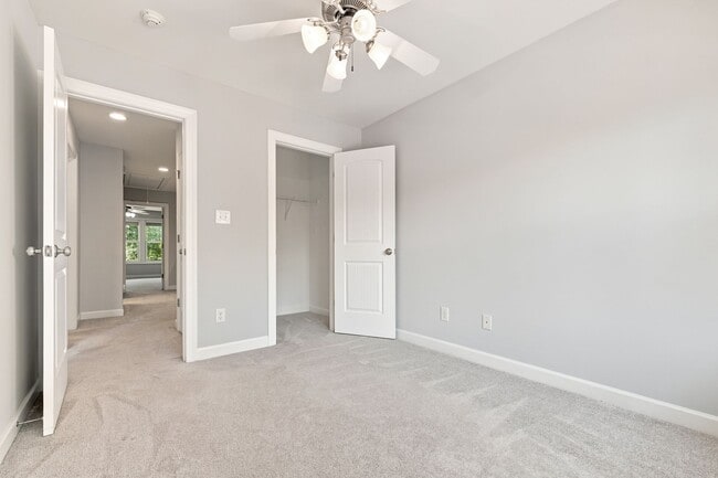 Building Photo - Beautiful 3 Bedroom / 2.5 Bathroom Townhome - Available NOW!