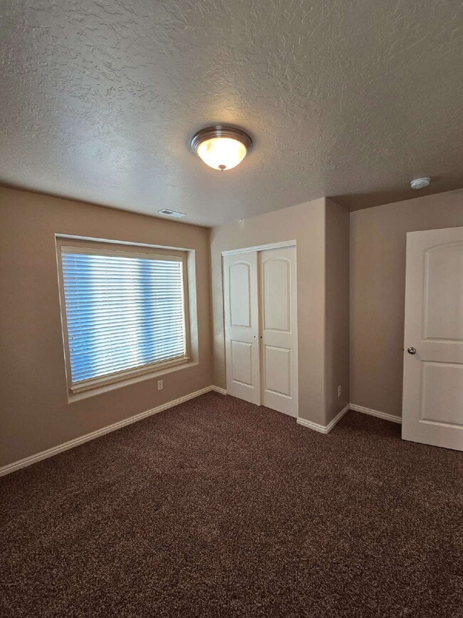 Building Photo - Centrally Located Condo with Garage!