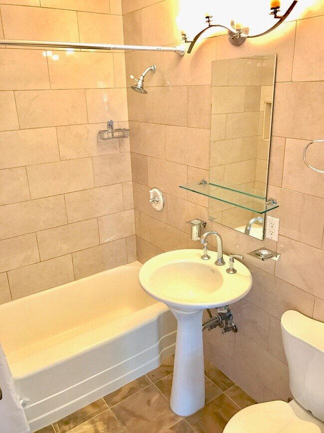 Building Photo - Beautiful 3 Bed + 2 Bath + Den/Office + Backyard