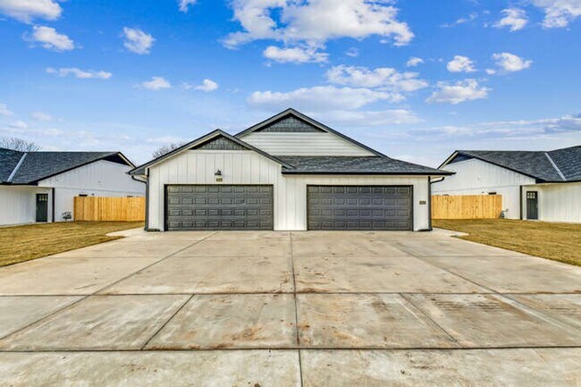 Building Photo - Gorgeous Town Home with Garage & Fenced Ya...