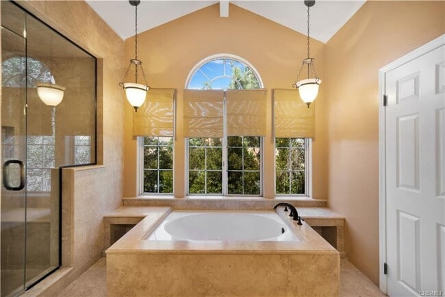 Building Photo - BEAUTIFUL LONE OAK HOME IN CALABASAS!