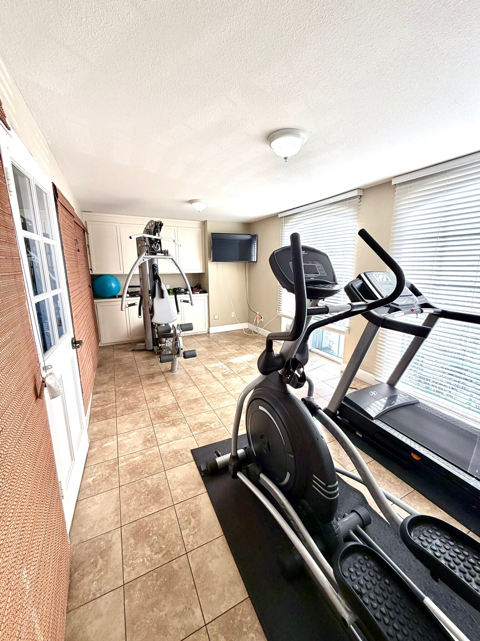 Building Photo - 1430 Colby Ave