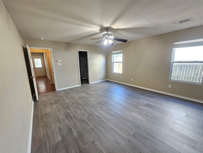 Building Photo - 11015 Walkup Way