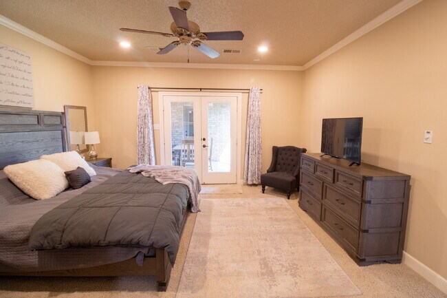 Building Photo - Luxury Living in Preston Manor