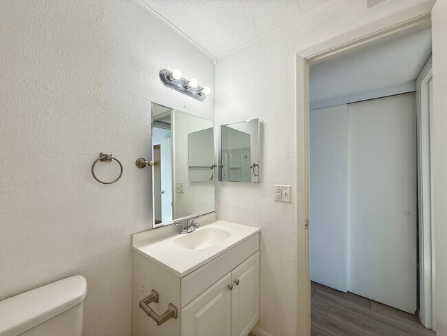 Building Photo - $500 Off First Month Rent - Close to Downt...
