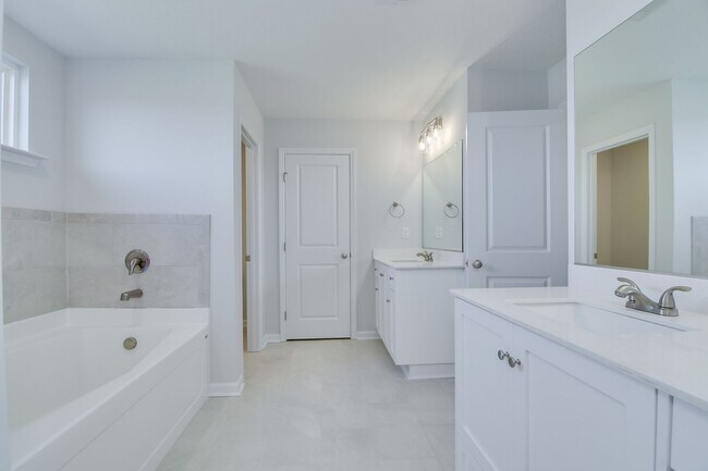 Building Photo - Like New Home - 4 Bed 3 Bath