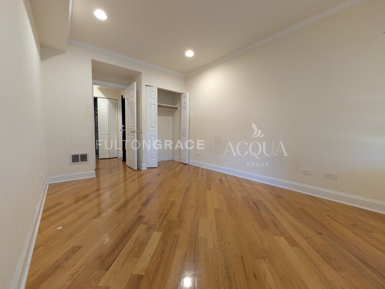 Building Photo - 6937 N Oakley Ave