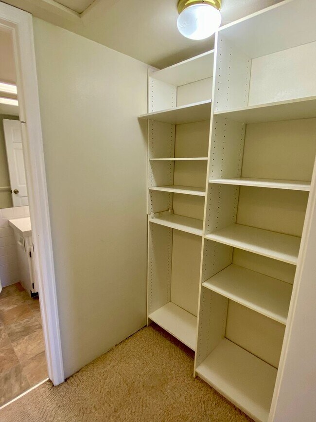 Building Photo - Sunlight and Stylish 3 Bedroom Townhouse by Wonderland Lake