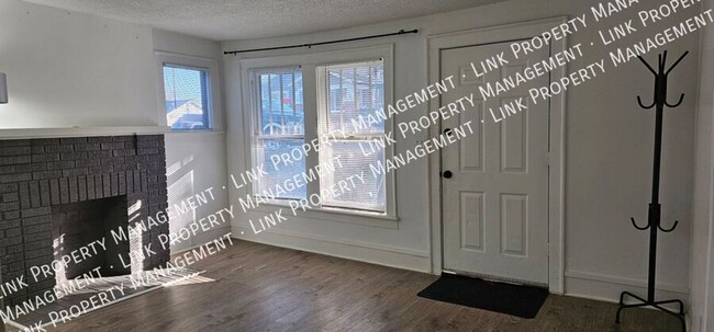 Building Photo - $1395 Quaint 2 bedroom with Washer/Dryer, ...