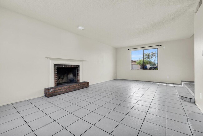 Building Photo - 6 Bedroom! 4 1/2 BATHS!  ASU! Diving Pool! Less than 1 mile to campus