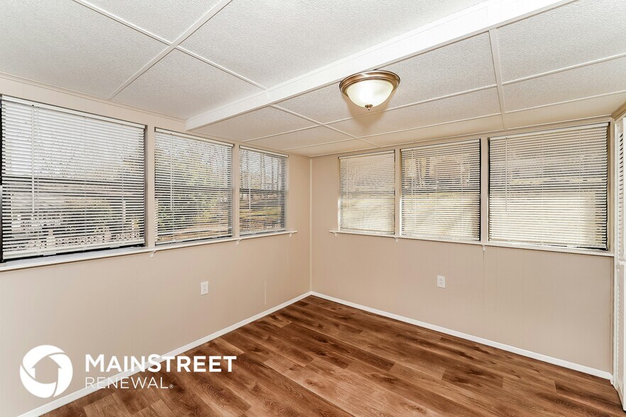 Building Photo - 5837 Willow Ridge Rd