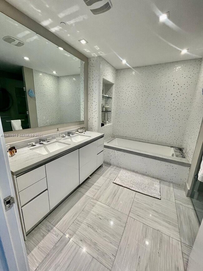 Building Photo - 16901 Collins Ave