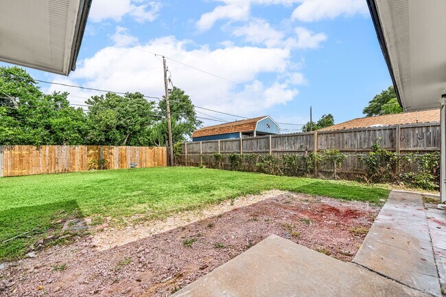 Building Photo - 404 Glenmore Dr