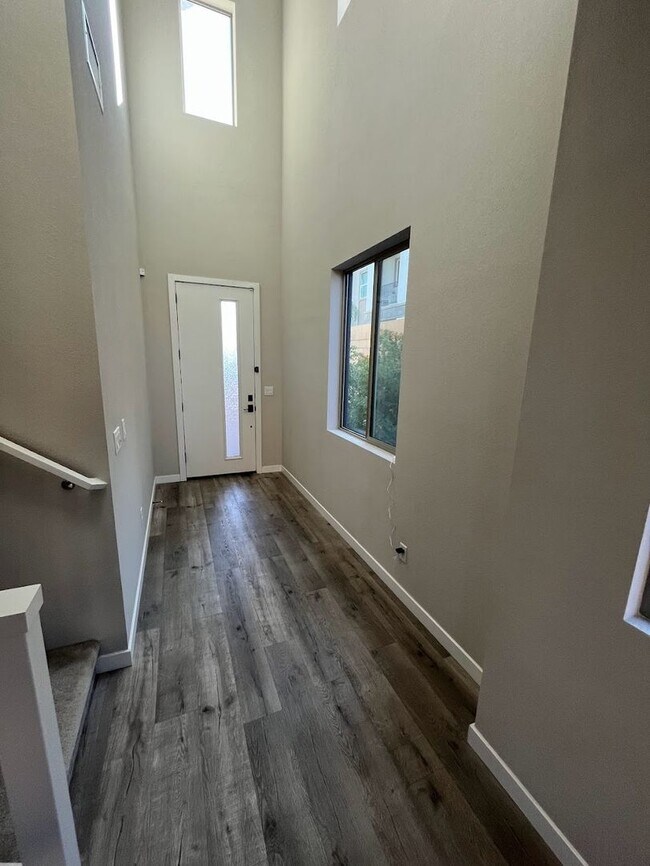 Building Photo - Beautiful 3 Bedroom Townhome in the Southw...
