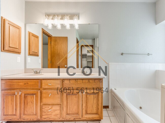 Building Photo - 313 E Plantation Terrace