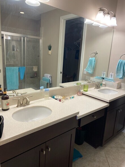 Double vanity master bath - 8344 Lucello Ter N
