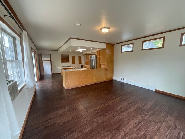 Building Photo - 3 Bed, 2 Bath Home with 2- Car Garage/Shop...