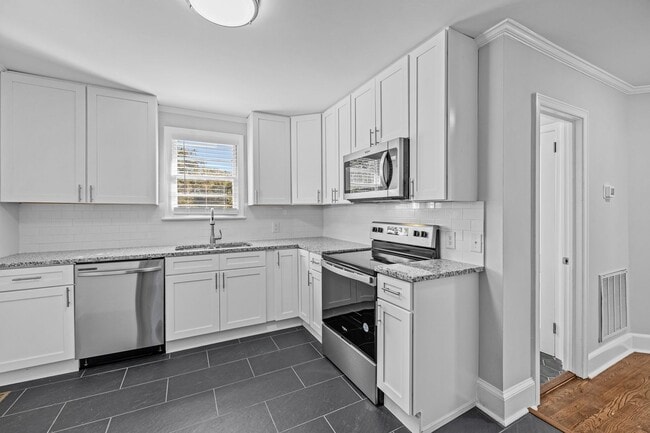 Building Photo - Available Early August! - Charming 2-Bedro...
