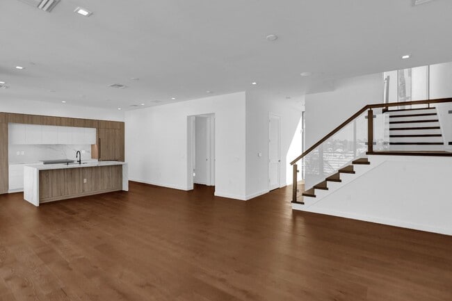 Building Photo - Gorgeous New Townhouse on the Beach