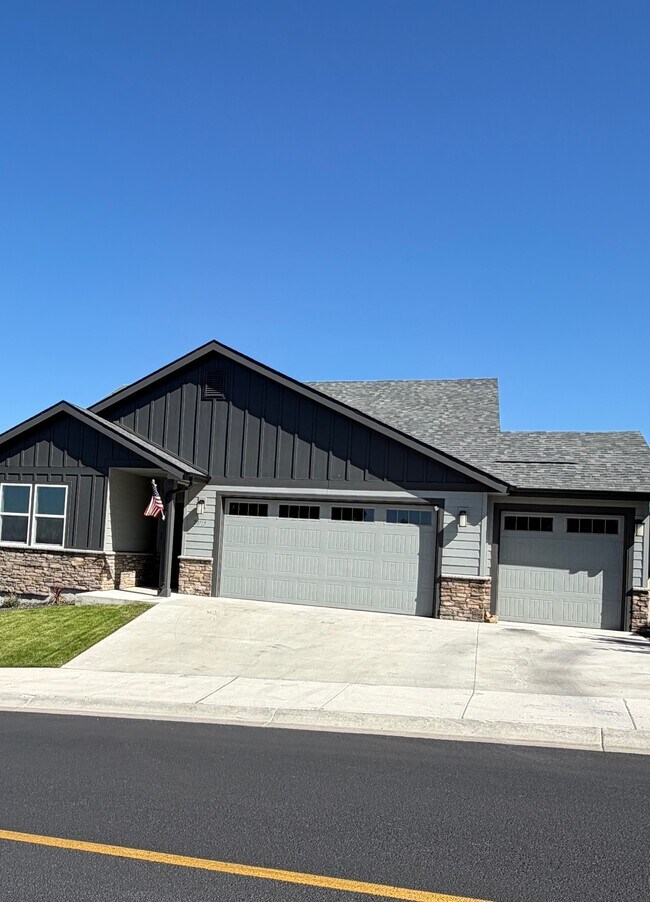 Building Photo - Liberty Lake Vue