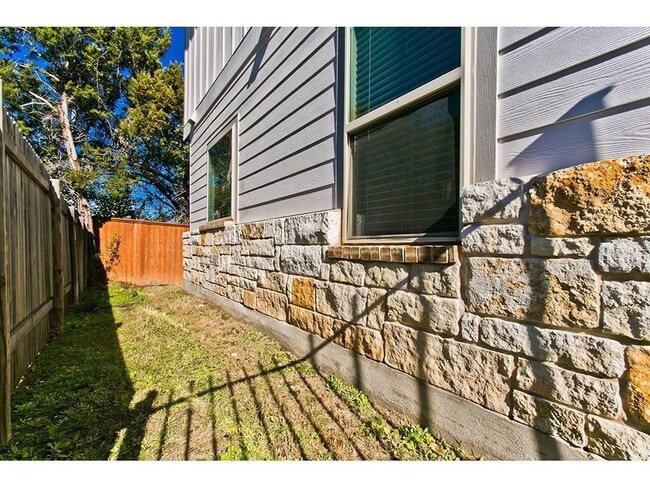 Building Photo - 9802 Tanglemede St