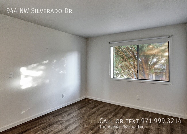 Building Photo - 944 NW Silverado Dr
