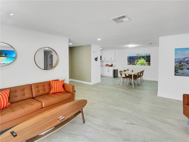 Building Photo - 54905 Avenida Diaz