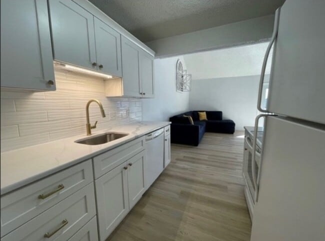 Building Photo - 212 11th Ave S