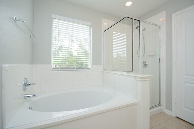 Building Photo - 16102 Limestone Lake Dr
