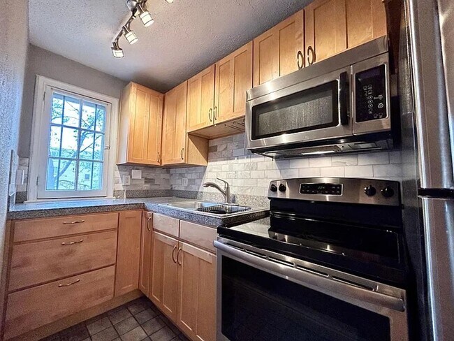 Building Photo - Beautiful 2 Bedroom-2 Bath Condo- Close to...