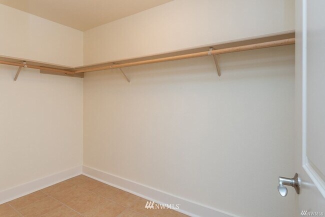 Building Photo - *** RENT SPECIAL 50% off MAY RENT*** Beautiful & Spacious Condo in the Heart of Tacoma