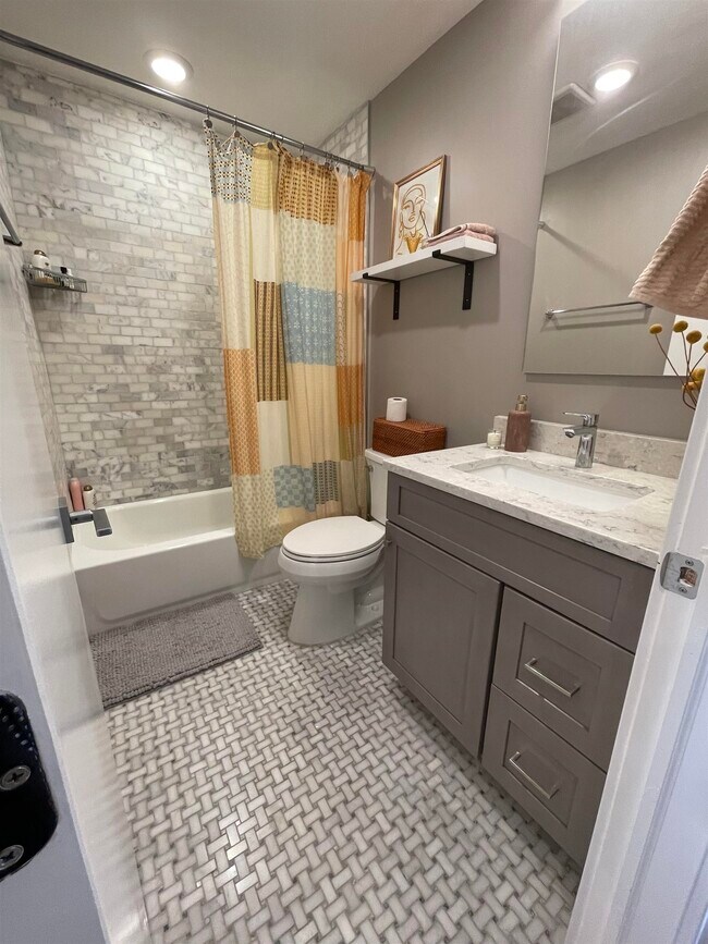 Building Photo - 354 Grove St