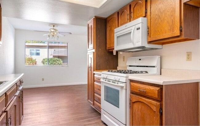 Building Photo - 2 bedroom 2 bath in 55 and over community.