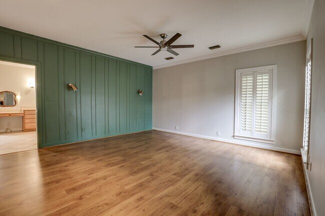 Building Photo - 15813 A