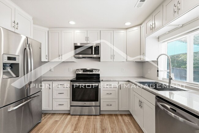 Building Photo - Spacious Home with Office and Fenced Yard