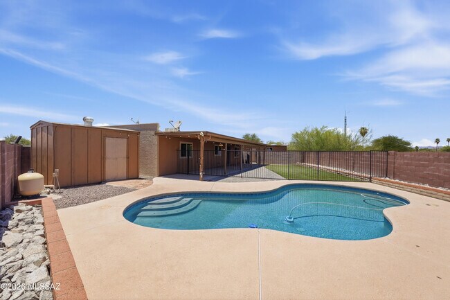 Building Photo - 6491 N Lena Way