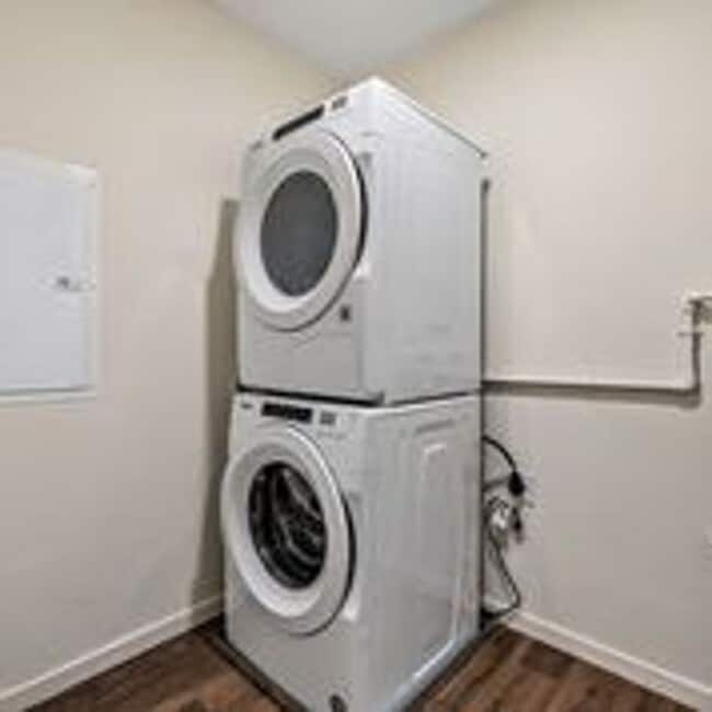 Building Photo - Penthouse 1-bedroom with 2-Parking!