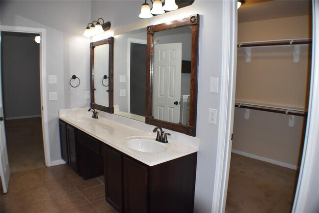 Building Photo - 2602 Lexington Park Dr