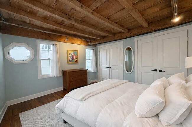 Building Photo - 24 Houston Ave