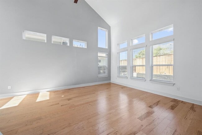 Building Photo - 1406 Casa Dr