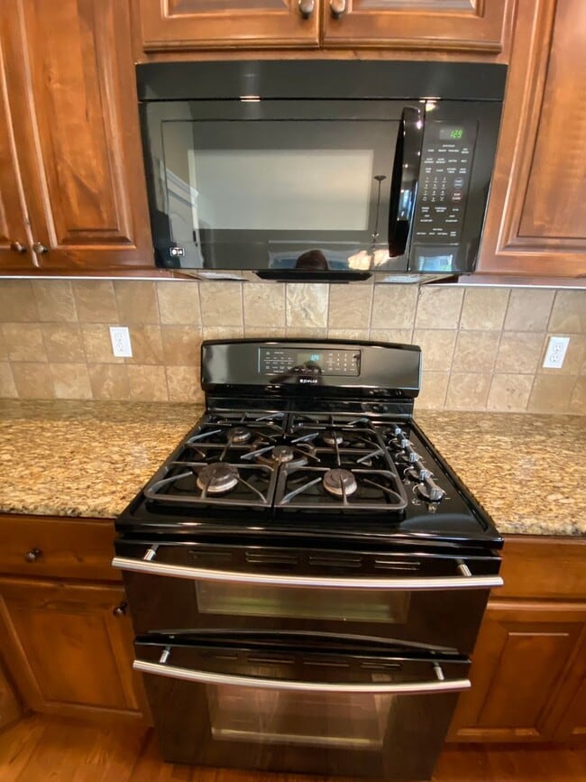 Building Photo - Lawn Care included!  4 bed 2.5 bath Neighb...