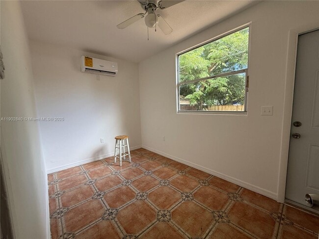 Building Photo - 906 SW 14th Ave