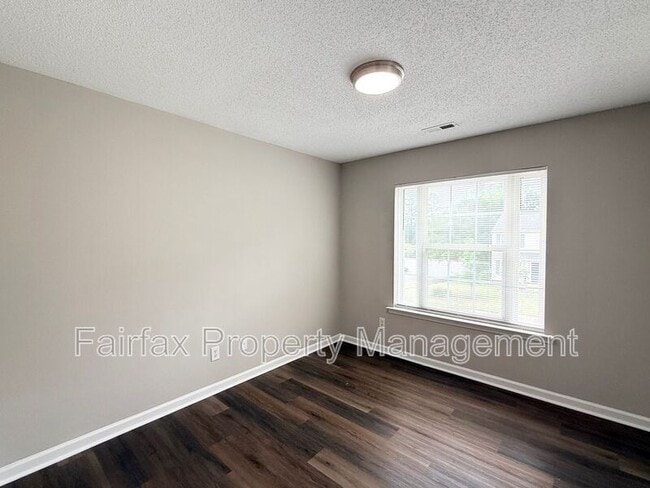 Building Photo - 201 Ridge Lake Dr