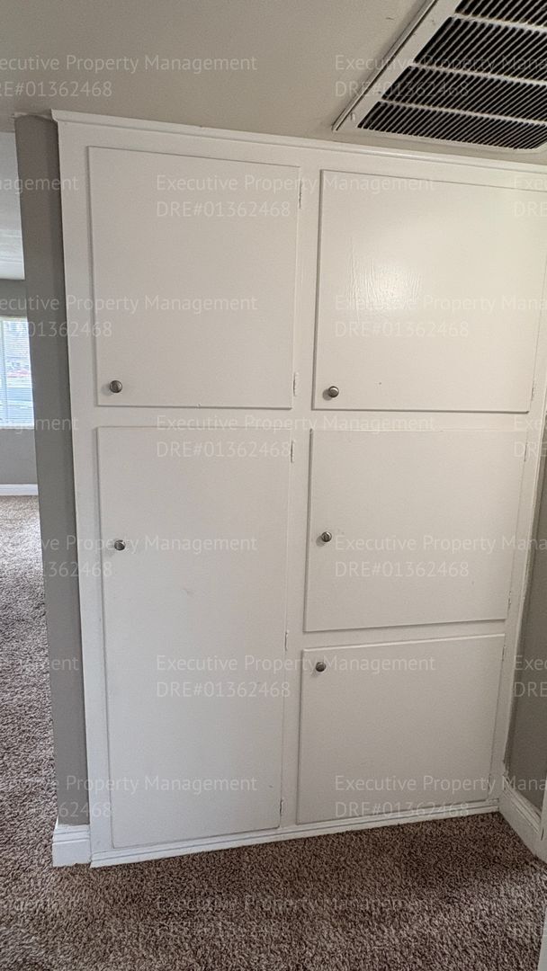 Building Photo - 2 bedroom 1 bathroom house located off the main street Oildale Dr.