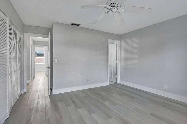 Building Photo - 9632 Saddlebrook Dr