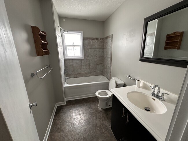 Building Photo - 727 N Brandon Ave